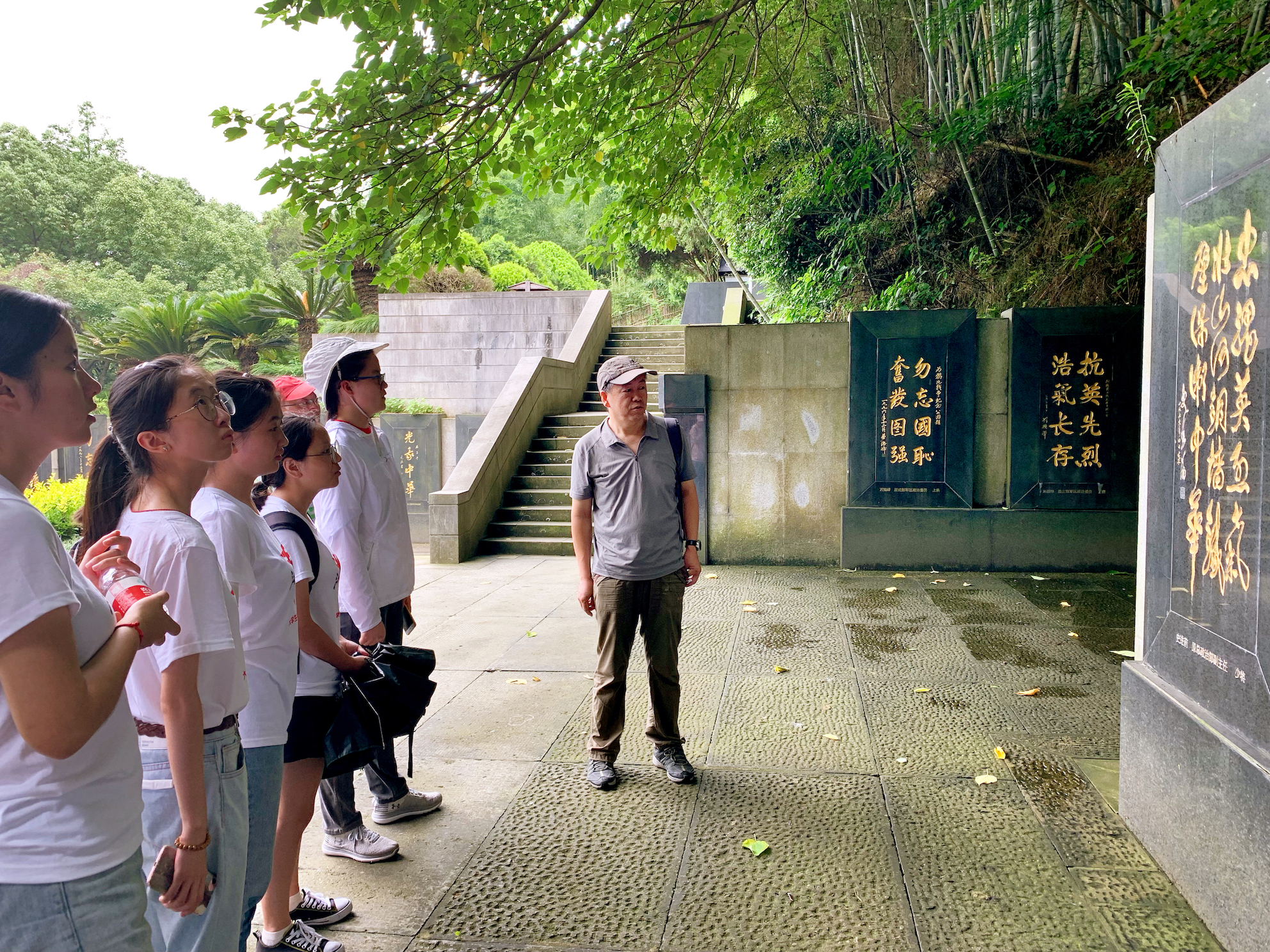 永利集团304am官方入口+赴天目山等地“砥砺浙江之旅，重寻红色印迹”+2019年7月7日+舟山鸦片战争纪念馆+老师讲解百将题碑+罗笑含.JPG